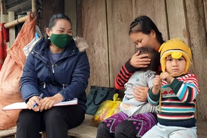  Bà Ly Sa trong cuộc vận động đồng bào dân tộc H’Mông xóa bỏ các hủ tục, trong đó có vấn nạn tảo hôn.