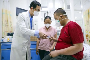 Phong cùng mẹ được BS Tiến tặng máy đo SpO2 và dặn dò trước khi xuất viện.