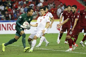 Hàng thủ Thái Lan luôn dày đặc để chống lại các mũi tấn công của đội tuyển Việt Nam.