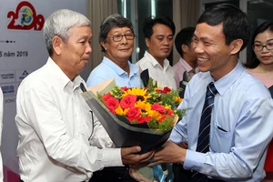 Chuyên gia Đoàn Minh Xương nhận hoa và lời gửi gắm từ Phó Tổng thư ký LĐBĐ Việt Nam Nguyễn Minh Châu đến ông và Hội đồng thẩm định giải thưởng Fair Play.