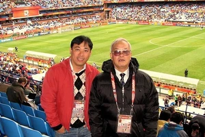 Chuyên gia Nguyễn Văn Vinh và BLV Quang Tùng nhân dịp dẫn lứa U-19 HA Gia Lai - Arsenal JMG đi châu Âu tập huấn.