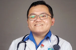 BS Hà Hiếu Trung là một trong 14 công dân trẻ tiêu biểu TP.HCM năm 2021.