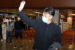 HLV Yoshida, người tạo làn gió mới cho bóng đá Singapore, lại không ngờ phải chia tay sau AFF Cup.