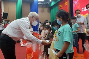 Ông Nguyễn Văn Lợi, Bí thư tỉnh Bình Dương, trao quà tết cho trẻ em bị ảnh hưởng bởi chất độc da cam vào ngày 14-1.