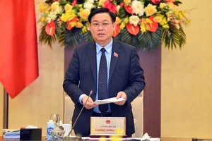 Chủ tịch Quốc hội Vương Đình Huệ phát biểu tại phiên họp.