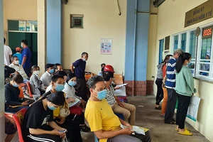 Người dân đến đăng ký khám chữa bệnh BHYT tại BV Phạm Ngọc Thạch.