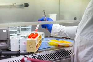 Chuyên gia làm việc trong một phòng thí nghiệm ở thủ đô Paris (Pháp) ngày 10-1.