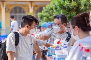 Sinh viên Trường ĐH Sài Gòn được trường hỗ trợ tiêm vaccine chiều 11-2 để đủ điều kiện chuẩn bị đi học trực tiếp trở lại từ ngày 14-2.