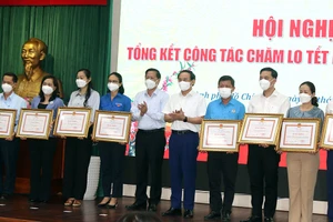 Bí thư Nguyễn Văn Nên và Chủ tịch UBND TP.HCM Phan Văn Mãi tặng bằng khen cho các tập thể làm công tác chăm lo tết Nguyên đán Nhâm Dần 2022.