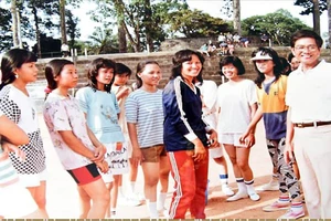 Ông Tư Ngữ (bìa phải) và đội bóng đá nữ quận 1 thời còn bị cấm đoán nhưng ông vẫn nuôi quân, vẫn cho tập.