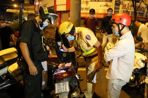 Đội CSGT Hàng Xanh kiểm tra, xử lý vi phạm giao thông tại vòng xoay Hàng Xanh, quận Bình Thạnh, TP.HCM.