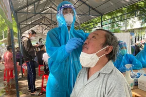 Người dân xét nghiệm COVID-19 tại BV Lê Văn Thịnh, TP Thủ Đức, TP.HCM.