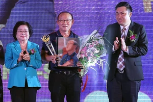 Phó Chủ tịch VFF Cao Văn Chóng (bìa phải) cùng nguyên Phó Chủ tịch nước Trương Mỹ Hoa trong buổi lễ trao Thành tựu trọn đời, Vinh danh Fair Play cho HLV Park Hang-seo.
