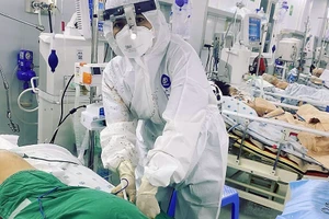 BS Huỳnh Phương Nguyệt Anh đang thăm khám cho bệnh nhân COVID-19.