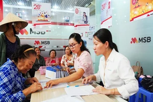 Người dân ký nhận lương hưu.