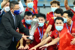 Xong việc rồi lại ai về nhà nấy và nhìn U-23 đàn anh đi đá giải quốc tế.