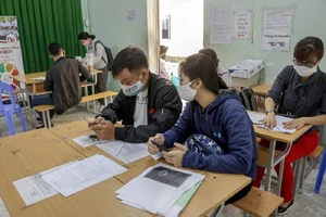 Người lao động đến Trung tâm Dịch vụ việc làm TP.HCM để làm thủ tục hưởng trợ cấp thất nghiệp.