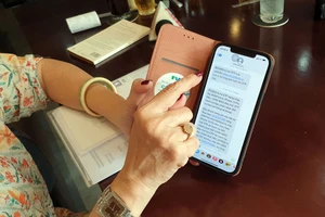 Do quá tin tưởng người lạ, bà Nga thực hiện theo hướng dẫn và bị mất sạch tiền tiết kiệm.