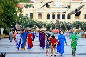 Xem COVID-19 là bệnh thông thường: Hệ quả pháp lý ra sao?