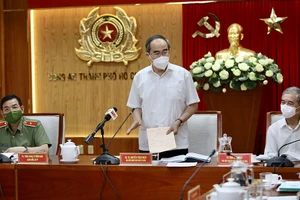 Từ trái qua: Thiếu tướng Lê Hồng Nam - Giám đốc Công an TP.HCM, GS-TS Nguyễn Thiện Nhân - ĐBQH khóa XV và ông Ngô Minh Châu - Phó Chủ tịch UBND TP.HCM tại hội thảo.