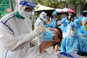 Một số quy định về cách ly F1, F0 cần được điều chỉnh phù hợp với tình hình thực tế. Trong ảnh: Test nhanh COVID-19 cho người dân tại TP.HCM.