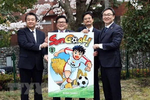 Ông Aoyagi Masayuki (thứ ba từ trái) và ông Nguyễn Võ Huyền Dương, đại diện Liên đoàn Bóng đá Việt Nam (VFF) tại Nhật Bản, giới thiệu về Sơn Goal.