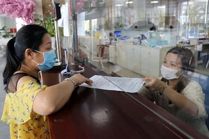 Mức giảm trừ gia cảnh đã lạc hậu so với diễn biến giá cả thực tế. Trong ảnh: Người dân đang làm thủ tục nộp thuế tại Cục Thuế TP.HCM.