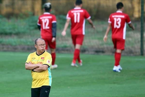 Thầy Park chờ đầy đủ quân số mới có thể đi vào các bài tập chiến thuật.