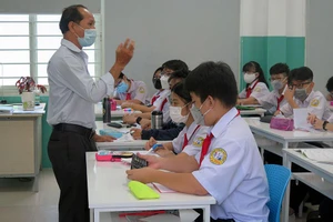 Học sinh Trường THCS Lạc Hồng trong một giờ học trực tiếp trên lớp.