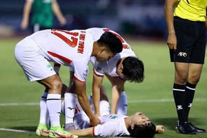 Nhóm cầu thủ nòng cốt của HA Gia Lai mệt mỏi khi các ngoại binh quá kém.