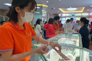 Giá vàng dự báo sẽ tiếp tục biến động mạnh trước tác động của việc Fed tăng lãi suất.