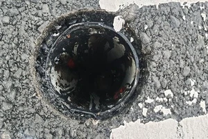 Họng thoát nước trên cầu Thủ Thiêm bị thiếu nắp chắn rác sau vụ trộm.