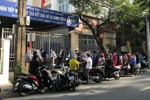 Người dân xếp hàng trước trụ sở bộ phận tiếp nhận và trả kết quả khu vực 2, TP Thủ Đức từ 7 giờ sáng với mong muốn bốc được số sớm nhất.