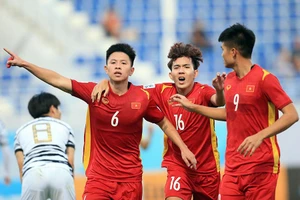 Tiến Long (6) với bàn gỡ hòa tuyệt đẹp trong trận U-23 Việt Nam - U-23 Hàn Quốc 1-1.