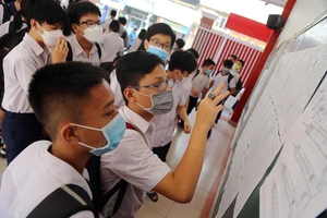 Các thí sinh xem danh sách phòng thi tại điểm thi Trường THCS Âu Lạc (quận Tân Bình, TP.HCM) vào sáng 10-6.