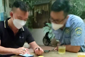 Ông H xưng là thầy dạy lái xe của một trung tâm đào tạo, sát hạch tại phường Trảng Dài hướng dẫn chúng tôi sử dụng thiết bị công nghệ cao để gian lận phần thi lý thuyết ô tô. 