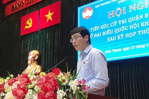 Ủy viên thường trực Ủy ban Pháp luật của Quốc hội Đỗ Đức Hiển trả lời ý kiến của cử tri.