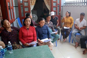 Các hộ ngư dân không được nhận tiền hỗ trợ đã khiếu nại đòi quyền lợi.