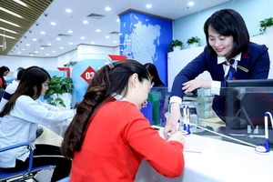 Một số ngân hàng cam kết giữ ổn định lãi suất để hỗ trợ doanh nghiệp.