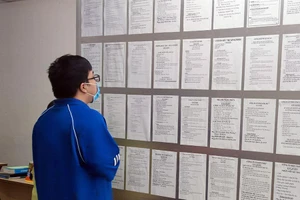 Người lao động đang tìm việc làm tại Trung tâm Dịch vụ việc làm Thanh niên (TP.HCM).