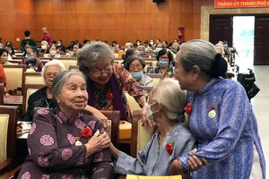 Các nữ tù chính trị từng bị địch bắt, tù đày mừng vui trong ngày hội ngộ.