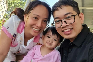 Tác giả Đặng Ngọc Hải Thuyền bên gia đình nhỏ của mình. 