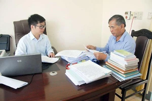 Cán bộ Cơ quan Kiểm tra - Thanh tra huyện Đầm Hà (Quảng Ninh) rà soát hồ sơ. Đây là mô hình hợp nhất cơ quan ủy ban kiểm tra - thanh tra ở cấp huyện.