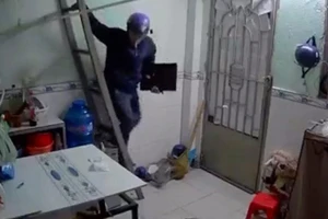 Kẻ trộm mang theo dao đột nhập phòng trọ của sinh viên lấy laptop.