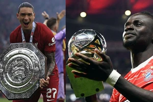 Darwin Nunez với Siêu cúp Anh (ảnh trái) và Mane ôm Siêu cúp Đức.