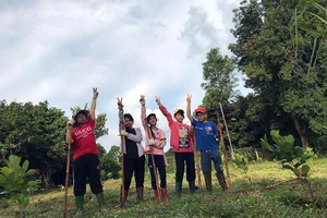 Nụ cười chiến thắng của các tình nguyện viên nhí sau một ngày làm việc hăng say, vất vả. 