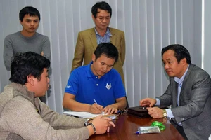 Đại tá Đặng Ngọc Sơn (bìa phải) trực tiếp thẩm vấn đối tượng Nguyễn Hoài Tâm.