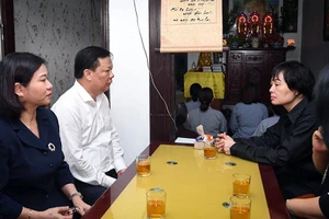 Bí thư Thành ủy Đinh Tiến Dũng đã đến thăm, động viên gia đình chiến sĩ Nguyễn Đình Phúc ngày 2-8.