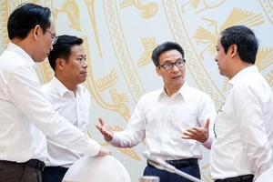 Phó Thủ tướng Vũ Đức Đam trao đổi cùng các đại biểu dự hội nghị trực tiếp tại Trung tâm Hội nghị Quốc gia.