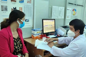 Bác sĩ đang khám bệnh tại BV quận Phú Nhuận.